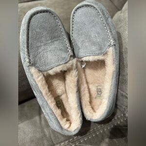 Like New ugg slippers size 9